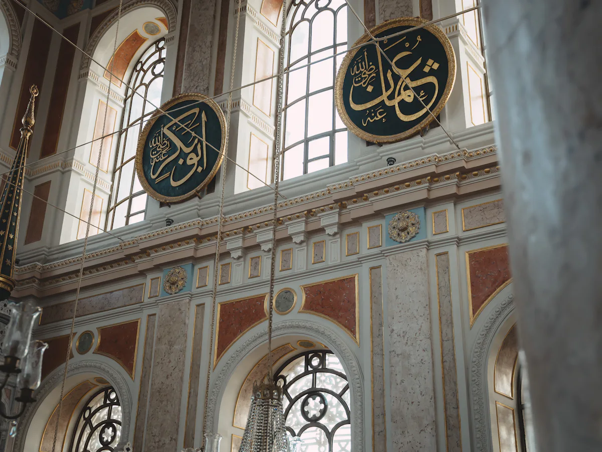 Interior masjid dengan jendela tinggi dan kaligrafi