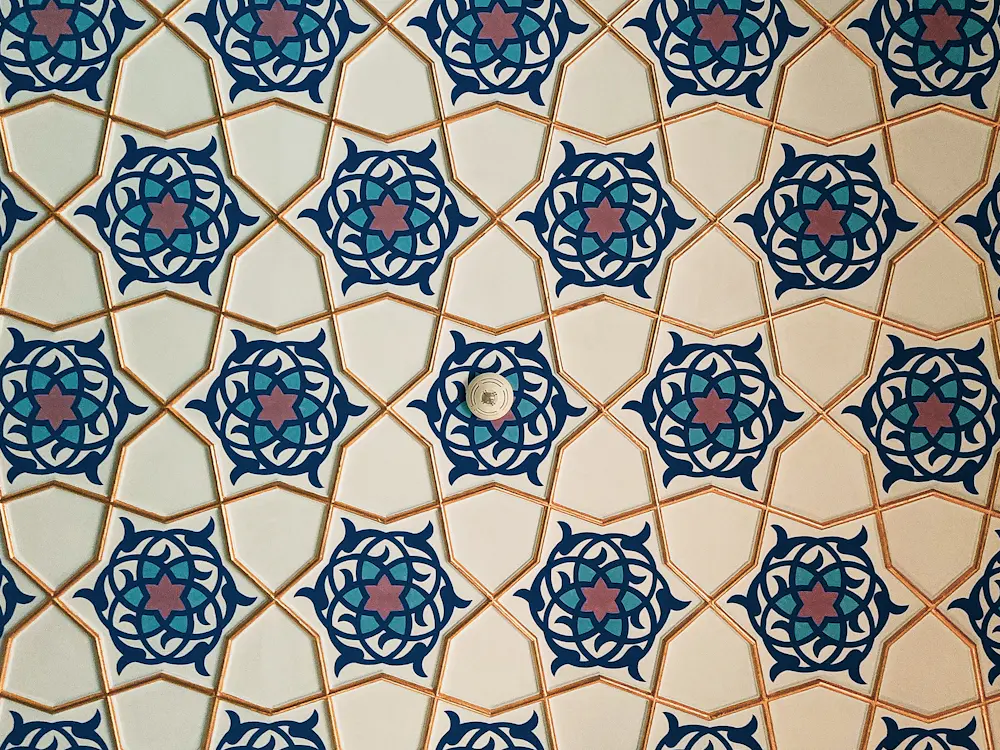 Motif geometris biru dan emas pada dinding