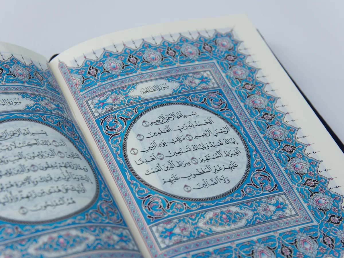 Halaman Al-Qur'an dengan iluminasi berwarna biru